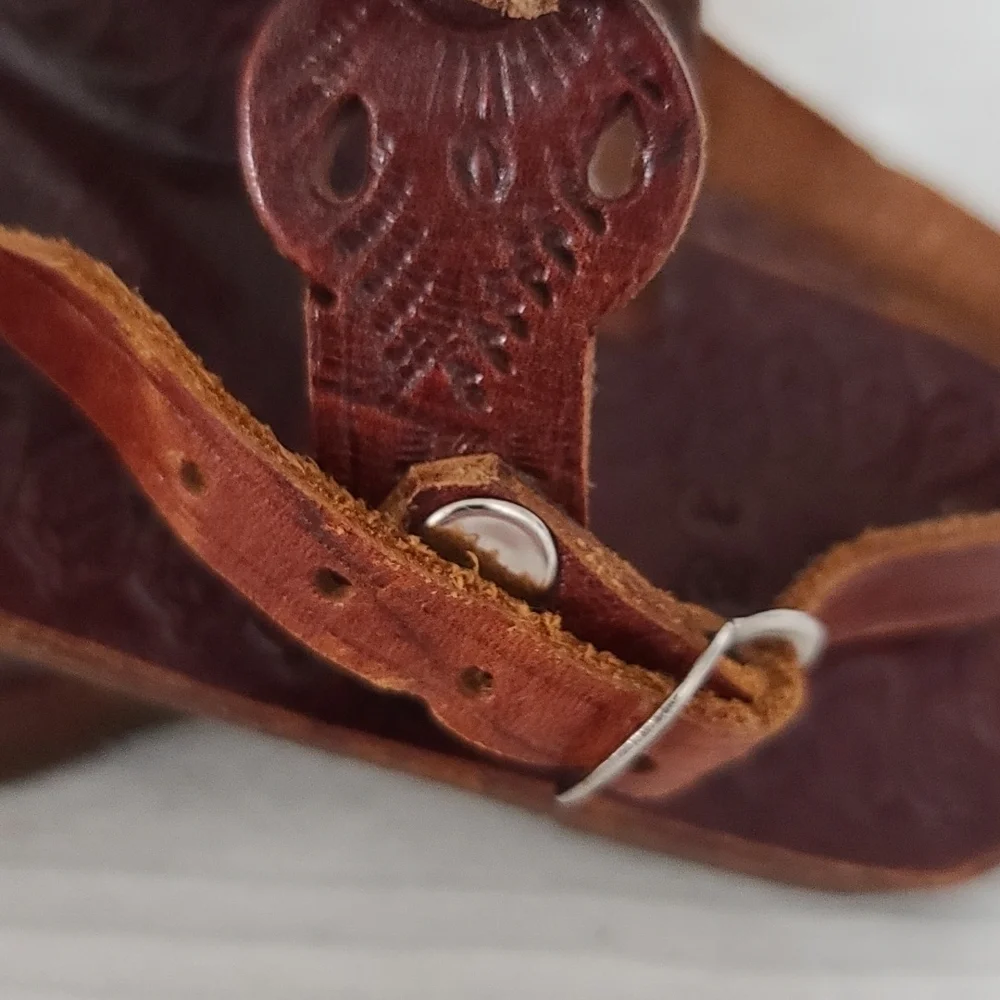 Toddler Girls Hand Tooled Leather Sandals Brown Buckles Floral Accents Sz 2(22)‎